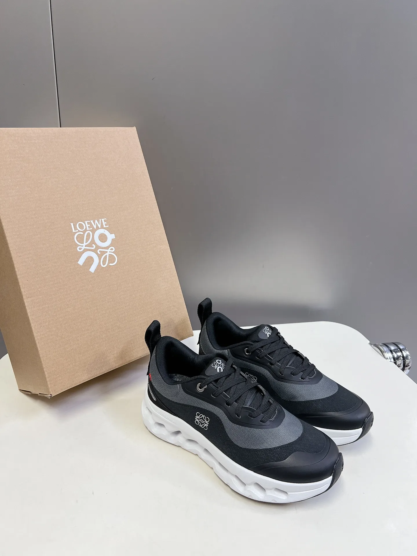 👟👟Ex-factory price 640👟👟 Loewe x on cioudtilt2.0 running shoes‼ ️Couple model Loewe Made from recycled polyester and mesh, it features an exclusive rubber sole with Loewe's classic logo printed on the side and full-coverage seam details. This cooperation combines ON's professional technology with Loewe's exquisite craftsmanship, and uses it in the production and design, specially designed for urban life and outdoor sports. Code number: 35-40, male 39-44